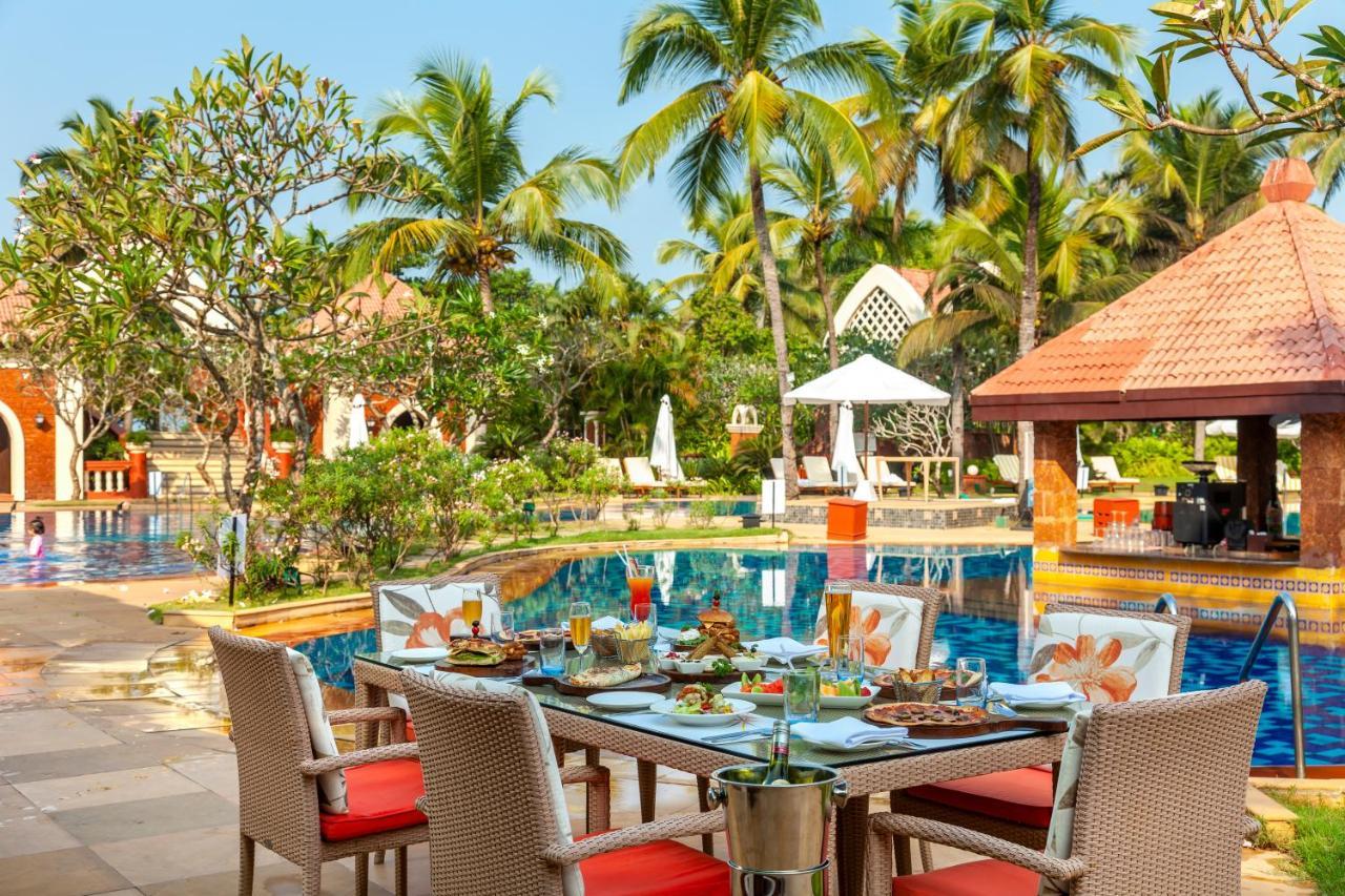 Caravela Beach Resort Varca Exterior foto Poolside at the Taj Bengal