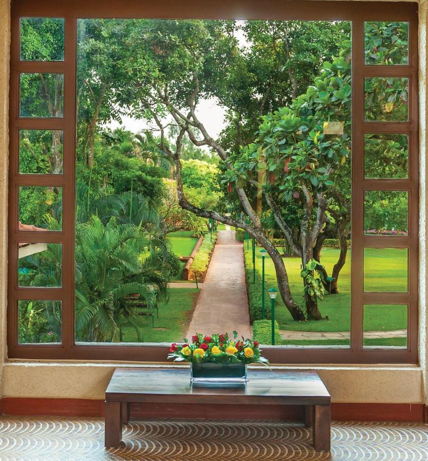 Caravela Beach Resort Varca Exterior foto A window view of the garden