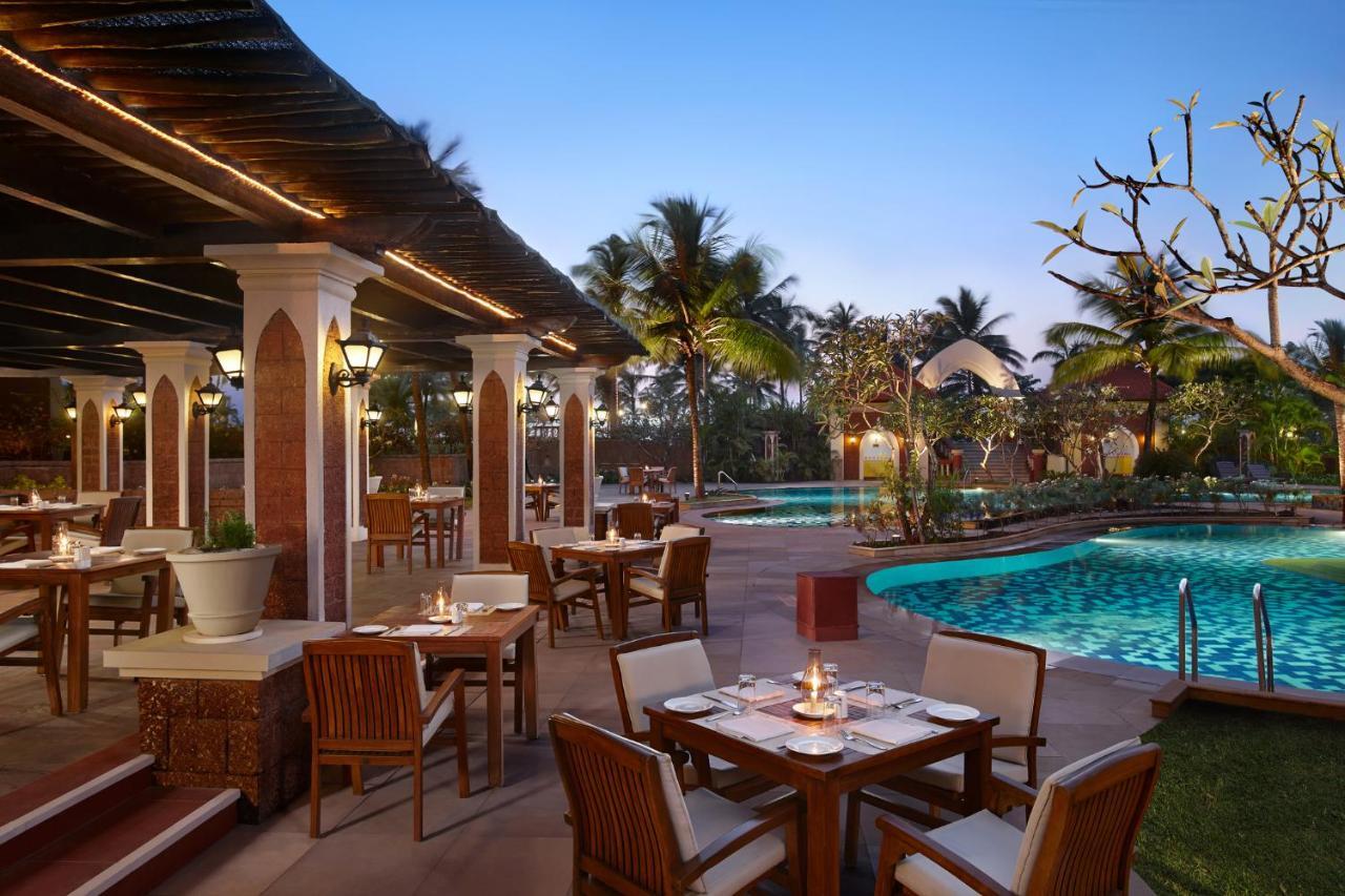 Caravela Beach Resort Varca Exterior foto The poolside at the Taj Bengal