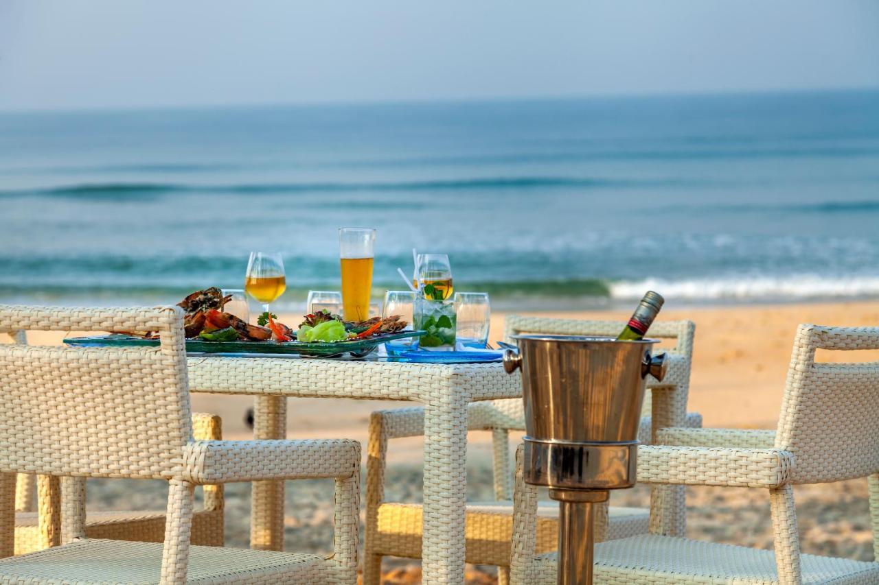 Caravela Beach Resort Varca Exterior foto A beachside dining experience at the Taj Bengal